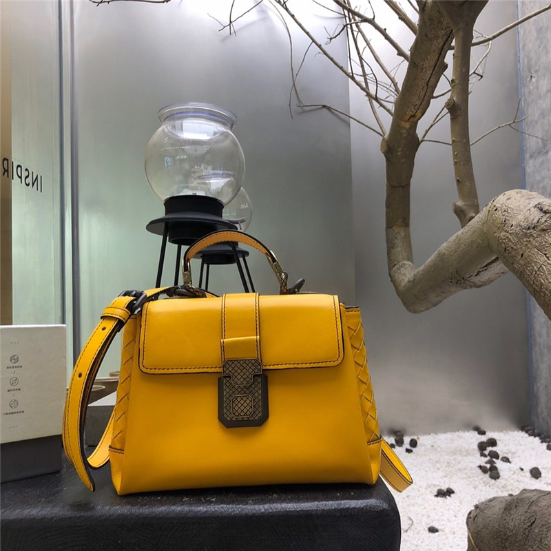 Bottega veneta small piazza bag on sale