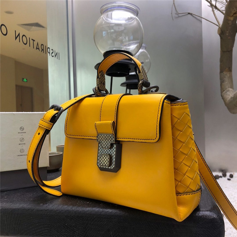 Bottega veneta small piazza bag outlet